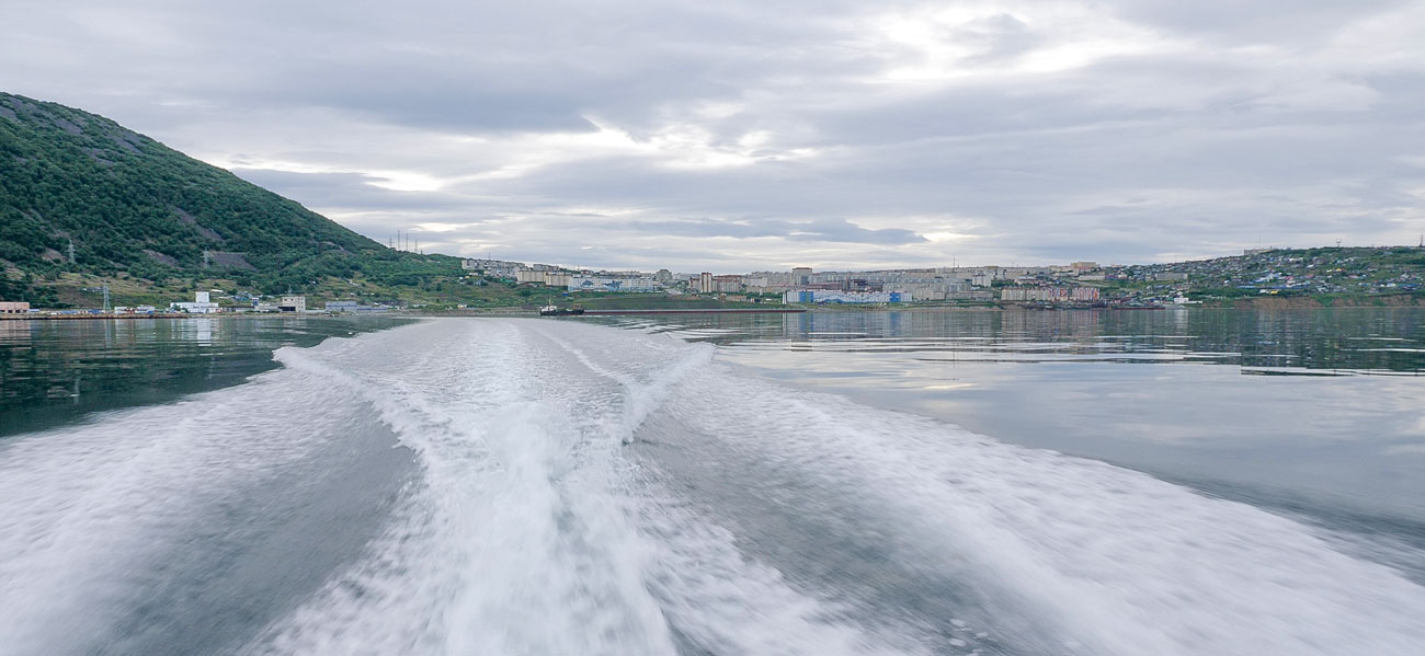 На моторной лодке в бухте Нагаева
